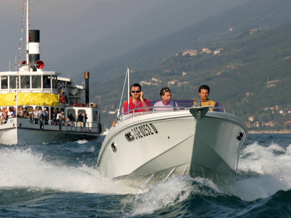 Un motoscafo sul lago