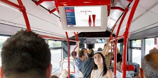  Passeggeri osservano il monitor mentre viaggiano in autobus: l'immagine &egrave; tratta dal sito del network Moby Tv, leader del settore